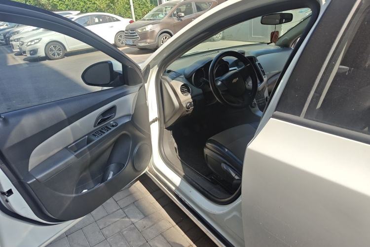 Used Chevrolet Cruze 2013 1.6L SL Sunroof Edition MT Driver Seat