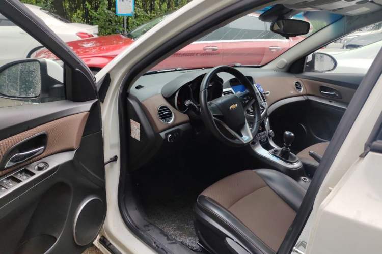 Used Chevrolet Cruze 2013 Hatchback 1.6L Manual Luxury Model Driver Seat