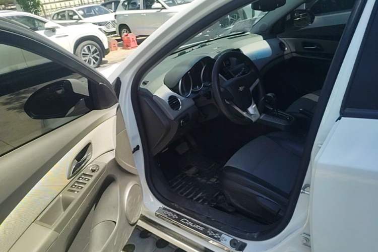 Used Chevrolet Cruze 2013 1.8L SE AT Driver Seat