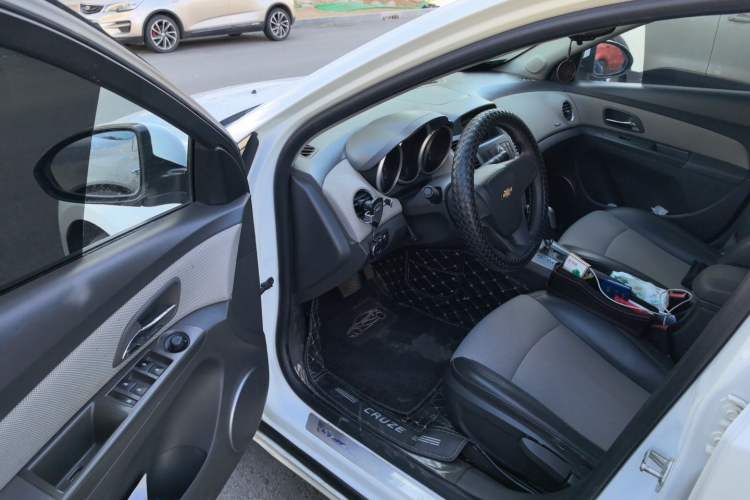 Used Chevrolet Cruze 2013 1.8L SE AT Driver Seat