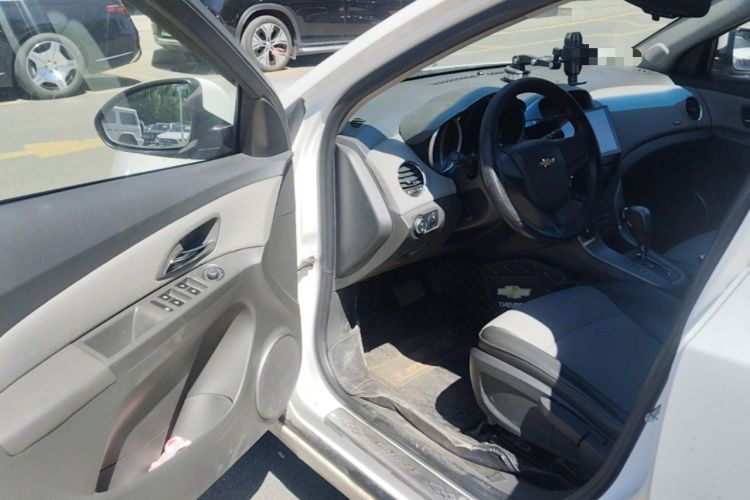 Used Chevrolet Cruze 2013 1.6L SE AT Driver Seat