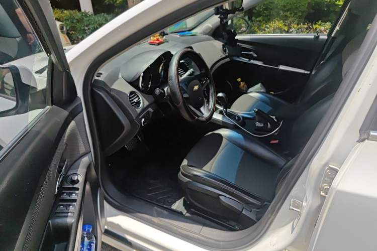 Used Chevrolet Cruze 2013 Hatchback 1.6T Automatic Flagship Model Driver Seat