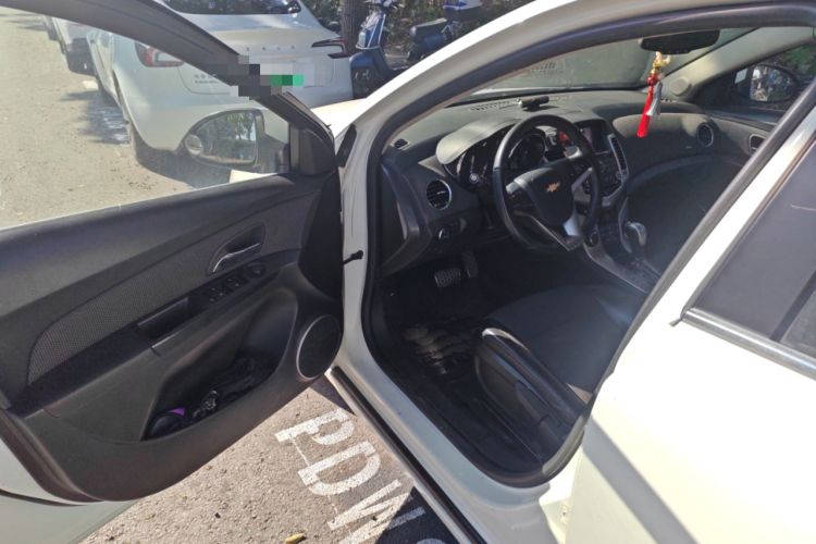 Used Chevrolet Cruze 2013 Hatchback 1.6T Automatic Flagship Model Driver Seat