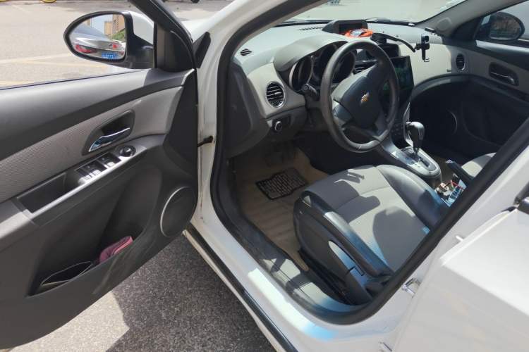 Used Chevrolet Cruze 2013 1.6L SE AT Driver Seat