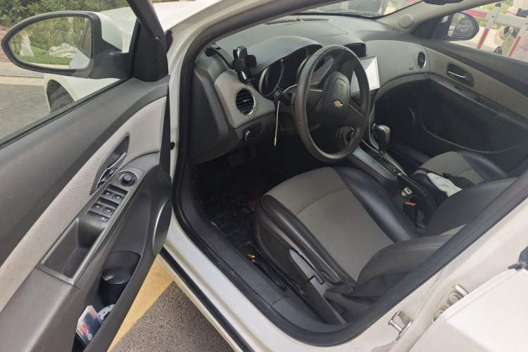 Used Chevrolet Cruze 2013 1.8L SE AT Driver Seat