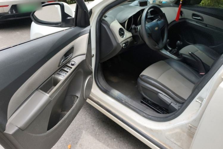 Used Chevrolet Cruze 2013 1.6L SE MT Driver Seat