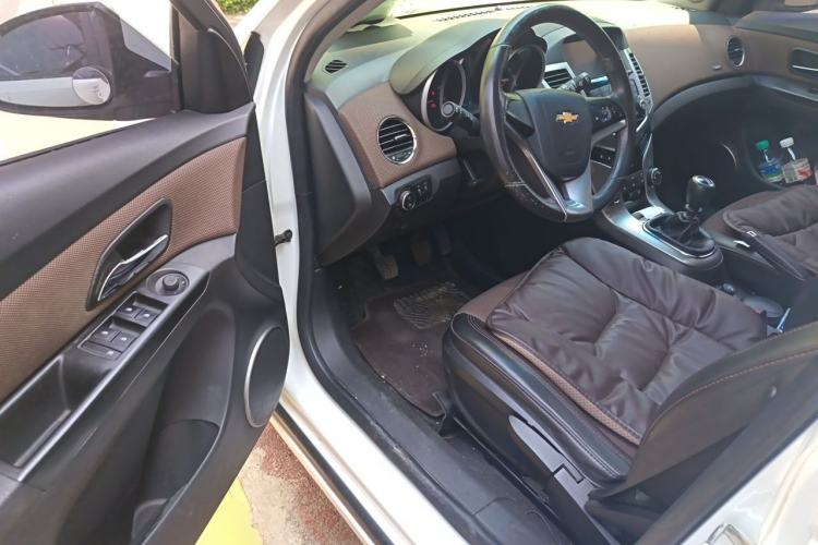 Used Chevrolet Cruze 2013 Hatchback 1.6L Manual Luxury Model Driver Seat