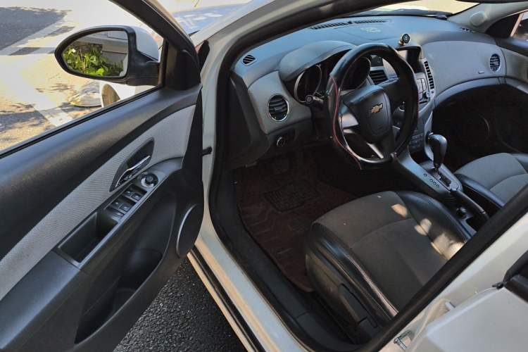 Used Chevrolet Cruze 2013 1.8L SE AT Driver Seat
