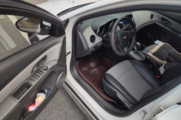 Used Chevrolet Cruze 2013 1.8L SE AT Driver Seat