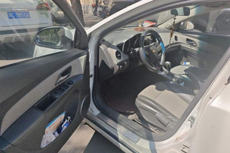 Used Chevrolet Cruze 2013 1.6L SE AT Driver Seat
