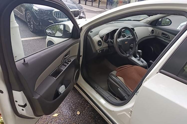 Used Chevrolet Cruze 2013 1.8L SE AT Driver Seat