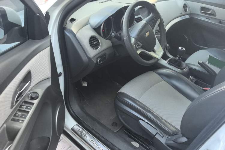 Used Chevrolet Cruze 2013 1.6L SL Grand Edition Manual Transmission Driver Seat