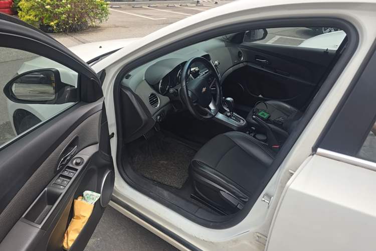 Used Chevrolet Cruze 2013 Hatchback 1.6T Automatic Flagship Model Driver Seat