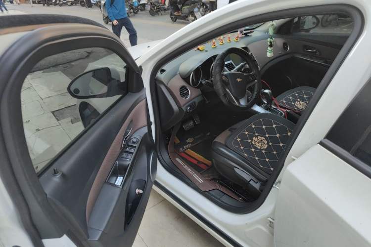 Used Chevrolet Cruze 2013 Hatchback 1.6L Automatic Luxury Model Driver Seat