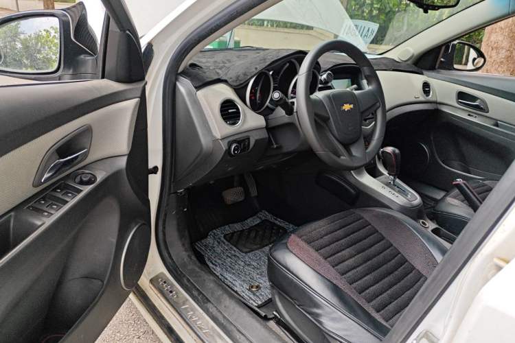 Used Chevrolet Cruze 2013 1.8L SE AT Driver Seat