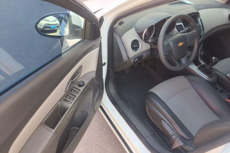 Used Chevrolet Cruze 2013 1.6L SL MT Driver Seat