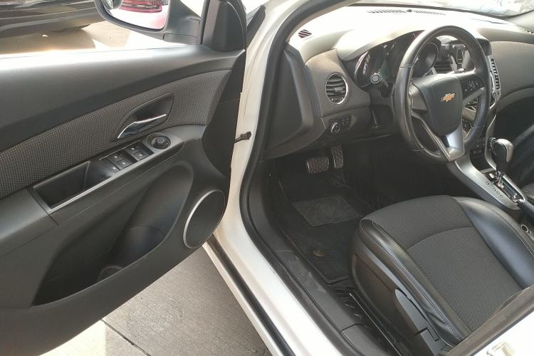 Used Chevrolet Cruze 2013 Hatchback 1.6T Automatic Flagship Model Driver Seat