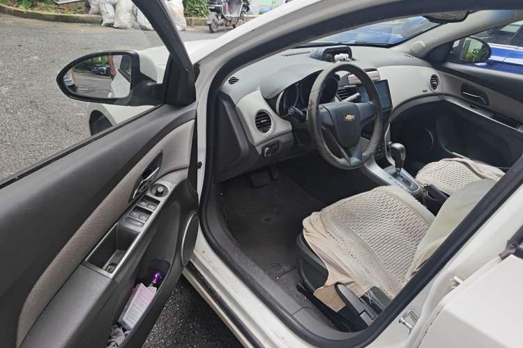 Used Chevrolet Cruze 2013 1.6L SE AT Driver Seat
