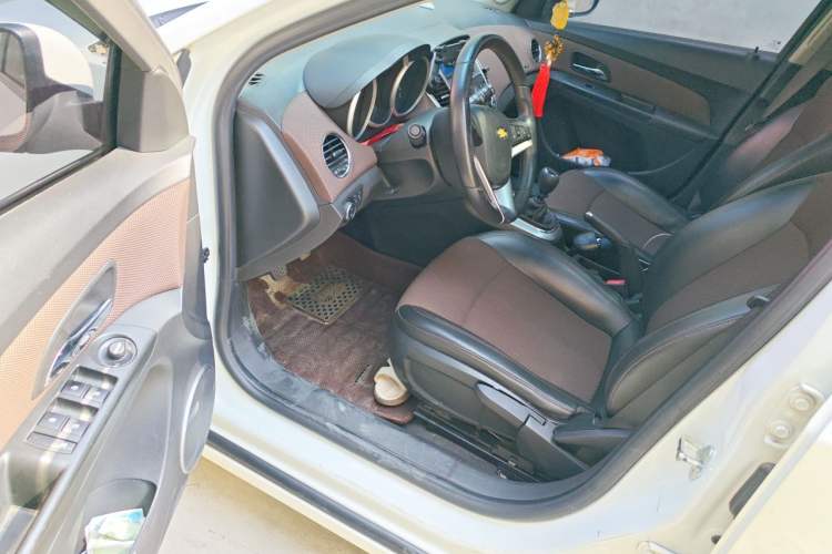 Used Chevrolet Cruze 2013 Hatchback 1.6L Manual Luxury Model Driver Seat