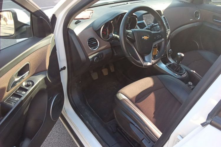 Used Chevrolet Cruze 2013 Hatchback 1.6L Manual Luxury Model Driver Seat
