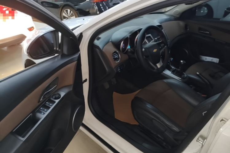 Used Chevrolet Cruze 2013 Hatchback 1.6L Manual Luxury Model Driver Seat