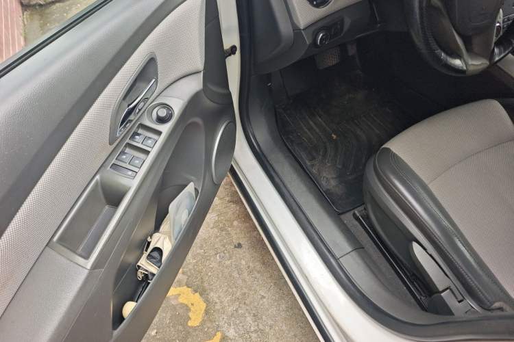 Used Chevrolet Cruze 2013 1.8L SE AT Driver Seat