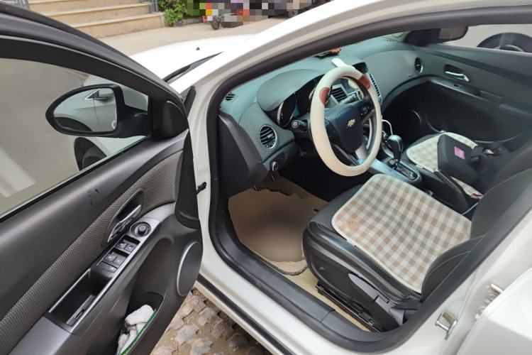 Used Chevrolet Cruze 2013 Hatchback 1.6T Automatic Flagship Model Driver Seat