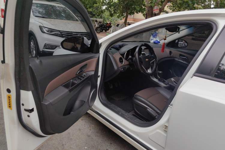 Used Chevrolet Cruze 2013 Hatchback 1.6L Manual Luxury Model Driver Seat