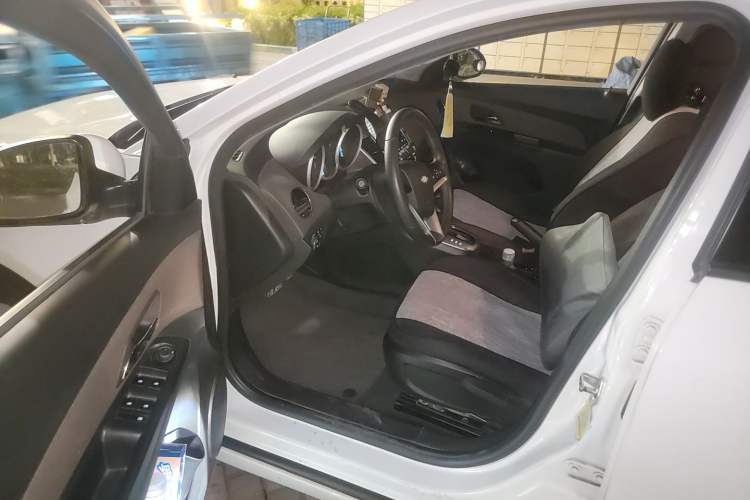 Used Chevrolet Cruze 2013 Hatchback 1.6L Automatic Luxury Model Driver Seat