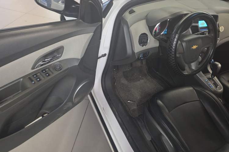 Used Chevrolet Cruze 2013 1.8L SE AT Driver Seat
