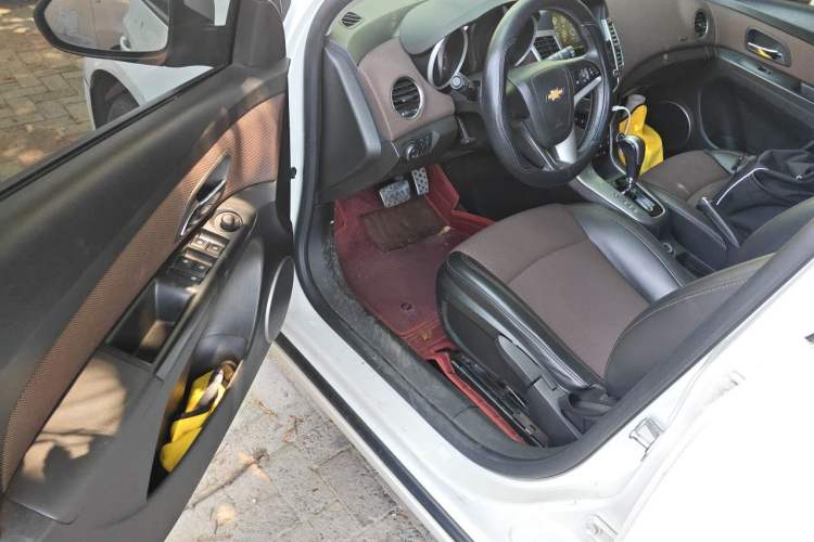 Used Chevrolet Cruze 2013 Hatchback 1.6L Automatic Luxury Model Driver Seat