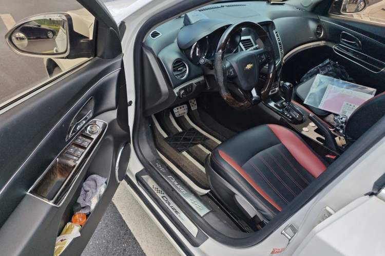 Used Chevrolet Cruze 2013 Hatchback 1.6T Automatic Flagship Model Driver Seat
