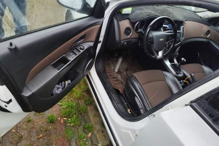 Used Chevrolet Cruze 2013 Hatchback 1.6L Manual Luxury Model Driver Seat