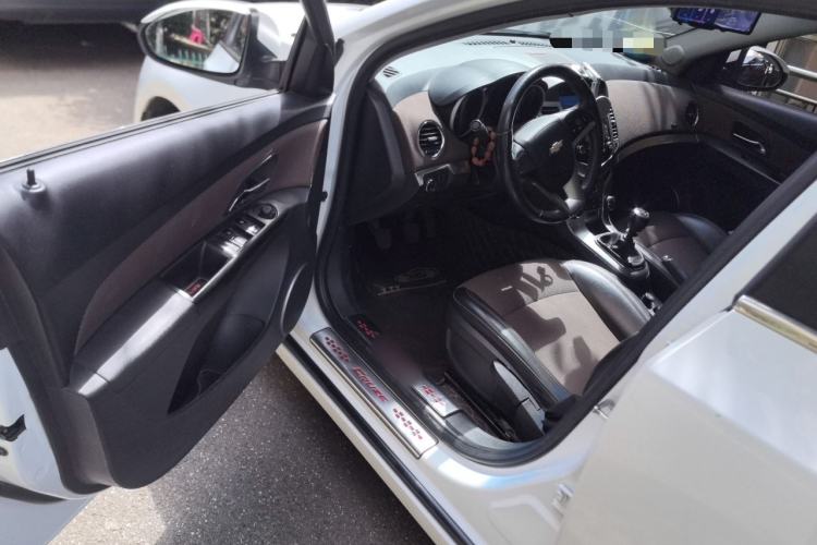 Used Chevrolet Cruze 2013 Hatchback 1.6L Manual Luxury Model Driver Seat