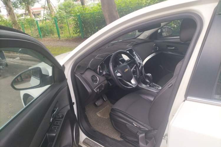 Used Chevrolet Cruze 2013 Hatchback 1.6T Automatic Flagship Model Driver Seat