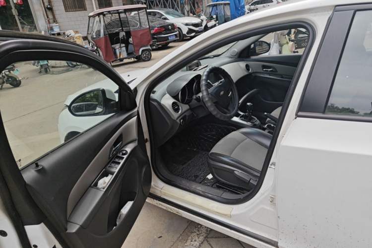 Used Chevrolet Cruze 2013 1.6L SL MT Driver Seat