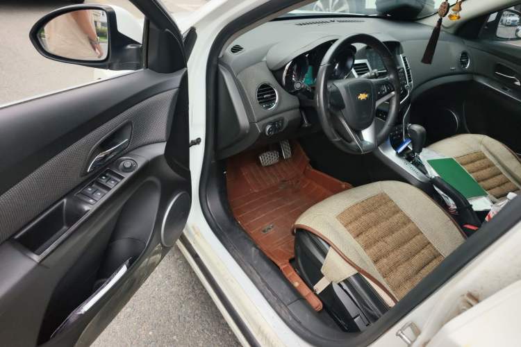 Used Chevrolet Cruze 2013 Hatchback 1.6T Automatic Flagship Model Driver Seat