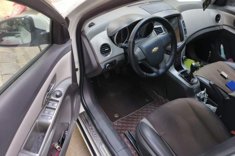 Used Chevrolet Cruze 2013 1.6L SL MT Driver Seat