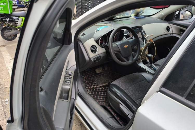 Used Chevrolet Cruze 2013 1.6L SE AT Driver Seat