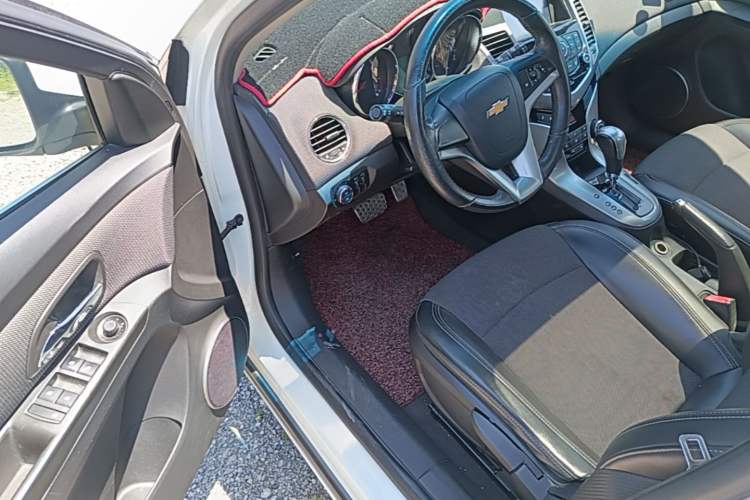 Used Chevrolet Cruze 2013 Hatchback 1.6T Automatic Flagship Model Driver Seat