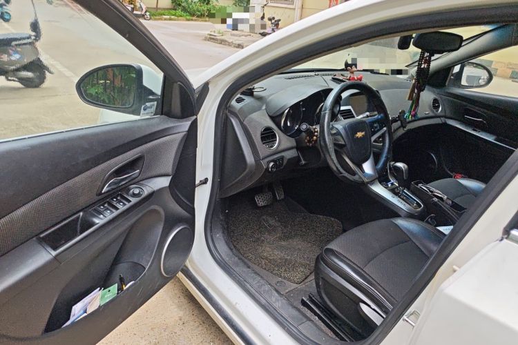 Used Chevrolet Cruze 2013 Hatchback 1.6T Automatic Flagship Model Driver Seat