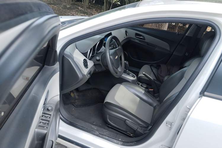 Used Chevrolet Cruze 2013 1.6L SE AT Driver Seat