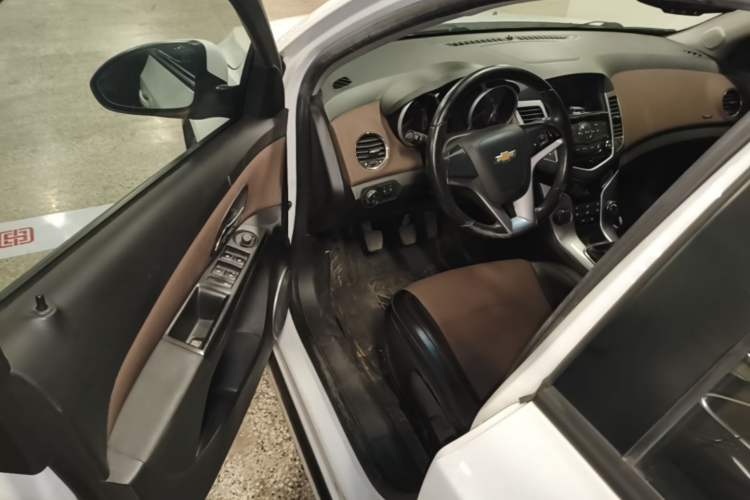 Used Chevrolet Cruze 2013 Hatchback 1.6L Manual Luxury Model Driver Seat