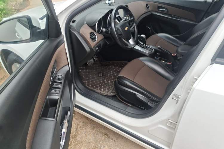 Used Chevrolet Cruze 2013 Hatchback 1.6L Automatic Luxury Model Driver Seat