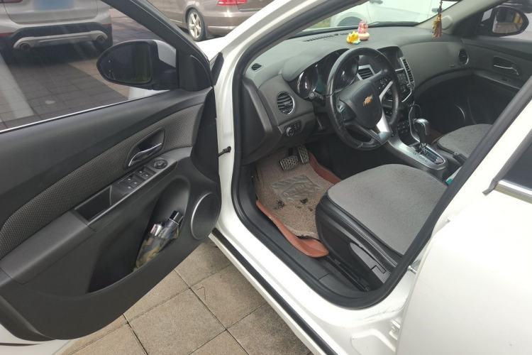 Used Chevrolet Cruze 2013 Hatchback 1.6T Automatic Flagship Model Driver Seat