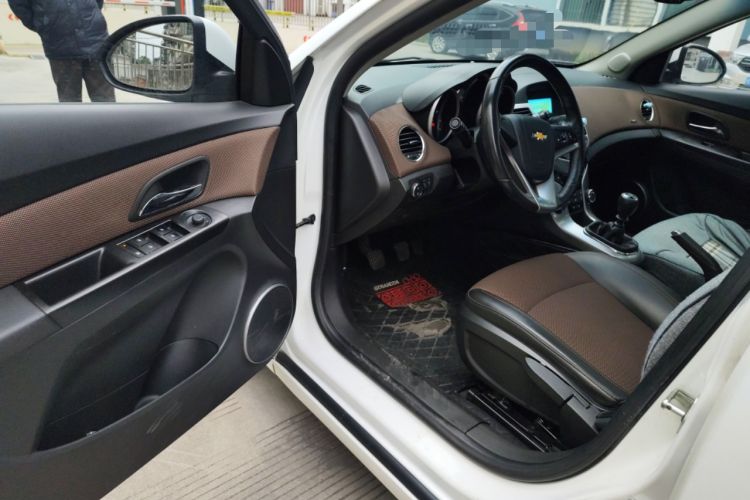 Used Chevrolet Cruze 2013 Hatchback 1.6L Manual Luxury Model Driver Seat