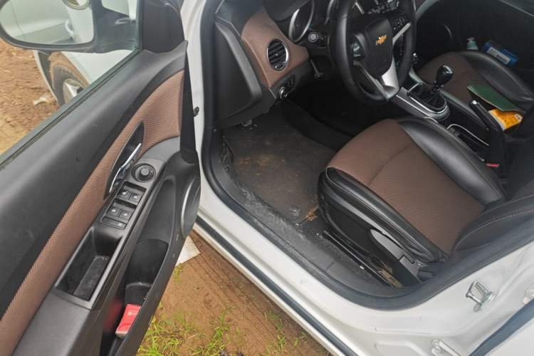 Used Chevrolet Cruze 2013 Hatchback 1.6L Manual Luxury Model Driver Seat