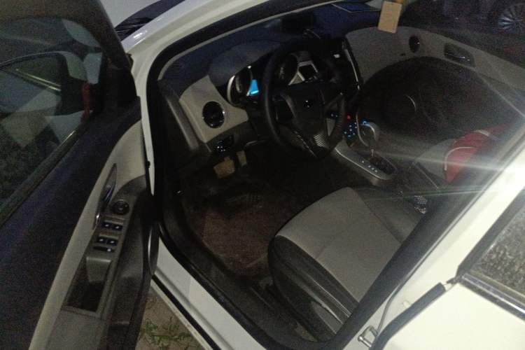 Used Chevrolet Cruze 2013 1.8L SE AT Driver Seat