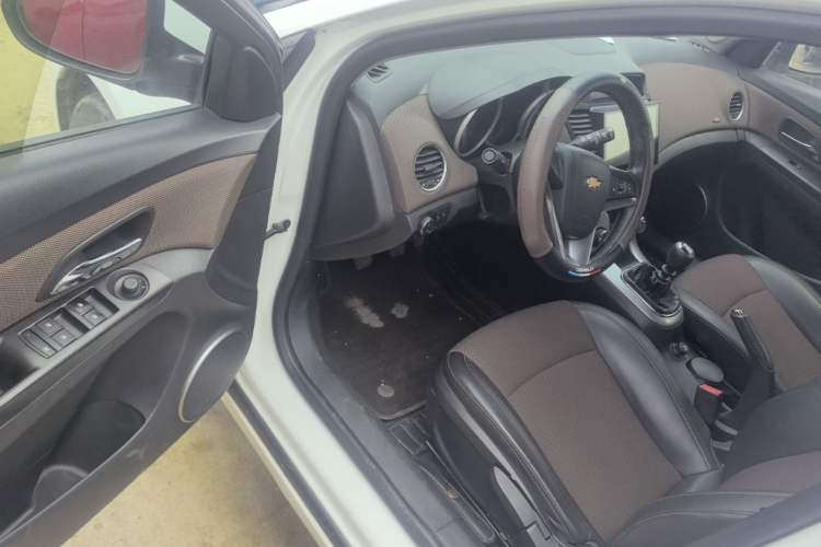 Used Chevrolet Cruze 2013 Hatchback 1.6L Manual Luxury Model Driver Seat
