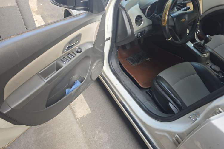 Used Chevrolet Cruze 2013 1.6L SL Grand Edition Manual Transmission Driver Seat
